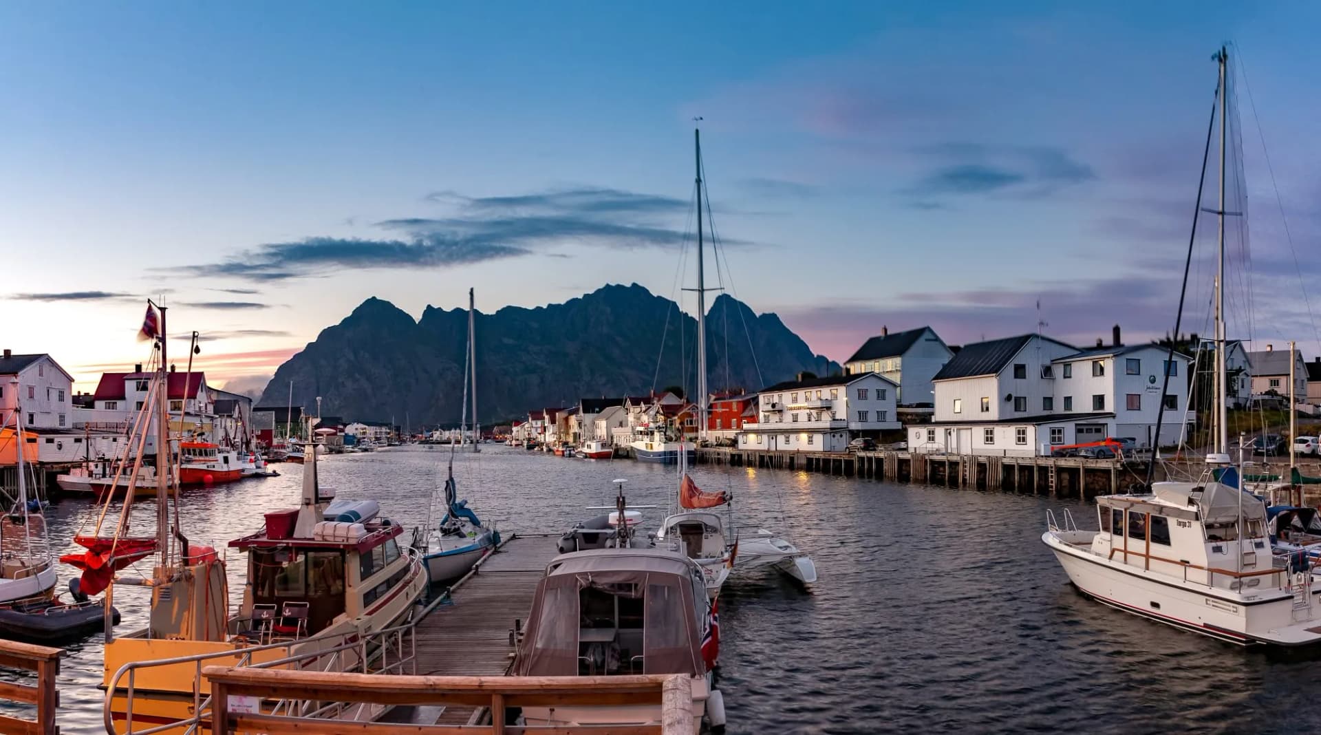 Henningsvaer port