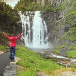 Femme touristique de Skjervsfossen