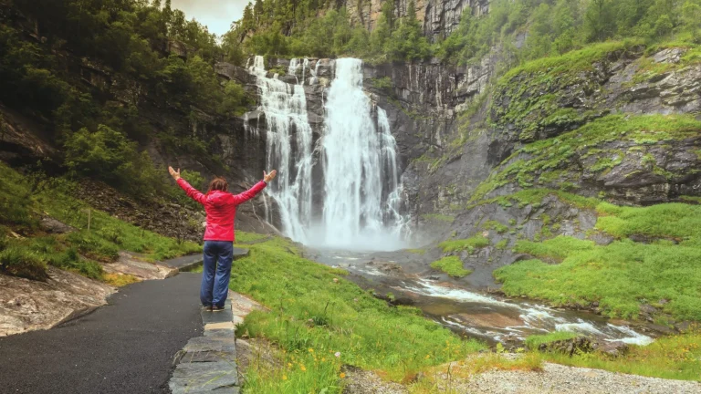 Skjervsfossen turist kvinne