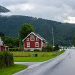 Leere Straße in der Kleinstadt Balestrand. Niemand hier. Rund um schöne Häuser und perfekt flachen Asphalt