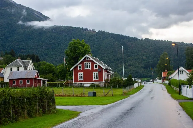 Tom gate i den lille byen Balestrand. Ingen mennesker her. Rundt vakre hus og helt flat asfalt