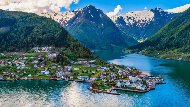 Balestrand. Administrasjonssenteret i Balestrand kommune i Sogn og Fjordane fylke, Norge.