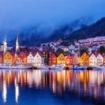 Rue de Bergen la nuit avec des bateaux en Norvège