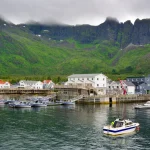 Utsikt over fiskeværet Mefjordværet i Mefjorden, Senja, Norge