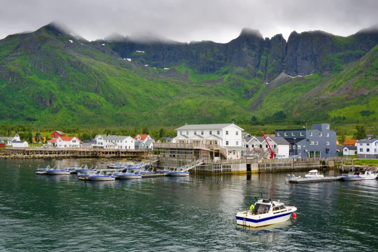 Vy över fiskebyn Mefjordvaer i Mefjorden, Senja, Norge