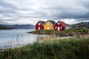Naviger på de rolige kystveiene langs polarsirkelen.