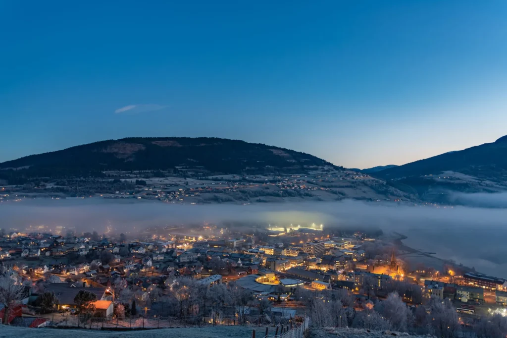 Stratuswolken über der Stadt Voss. Hordaland, Norwegen.