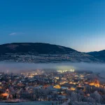 Stratuswolken über der Stadt Voss. Hordaland, Norwegen.