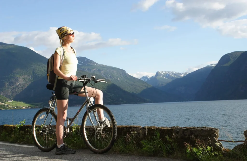 femme vélo fjord
