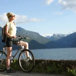 femme vélo fjord